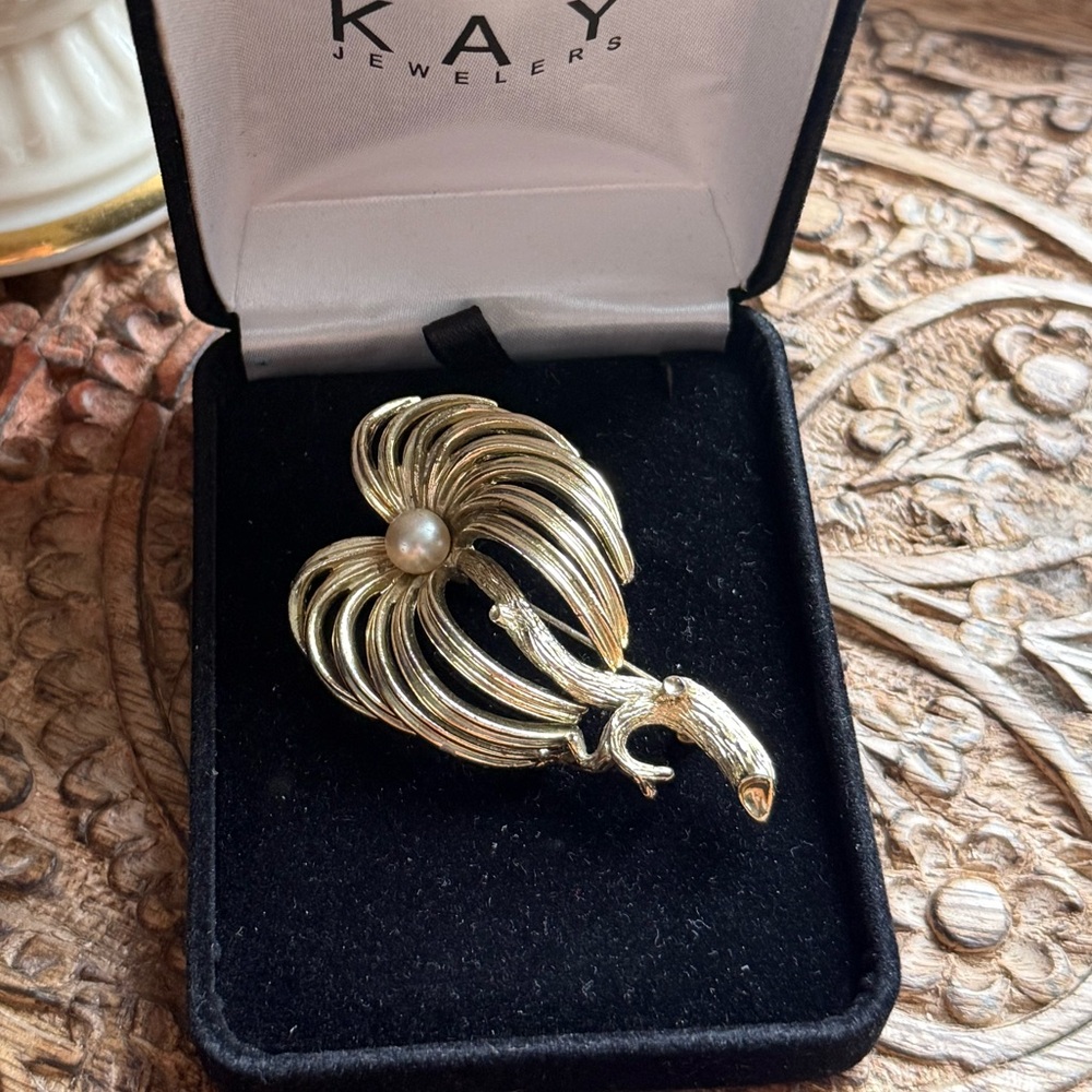 Vintage brooch with faux pearl